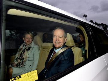  El líder de la oposición Bill Shorten (d) sale de su casa en un vehículo con su esposa, en Melbourne (Australia).