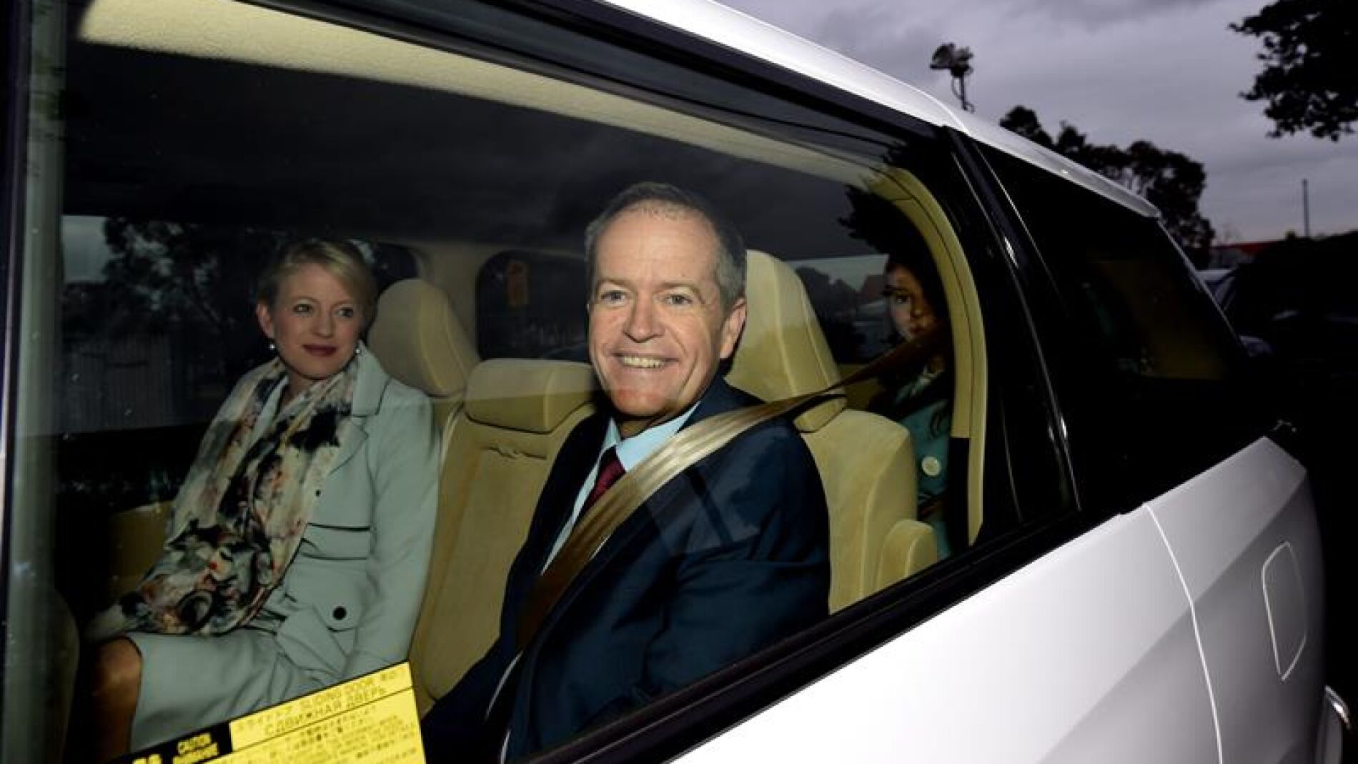  El l&iacute;der de la oposici&oacute;n Bill Shorten (d) sale de su casa en un veh&iacute;culo con su esposa, en Melbourne (Australia).