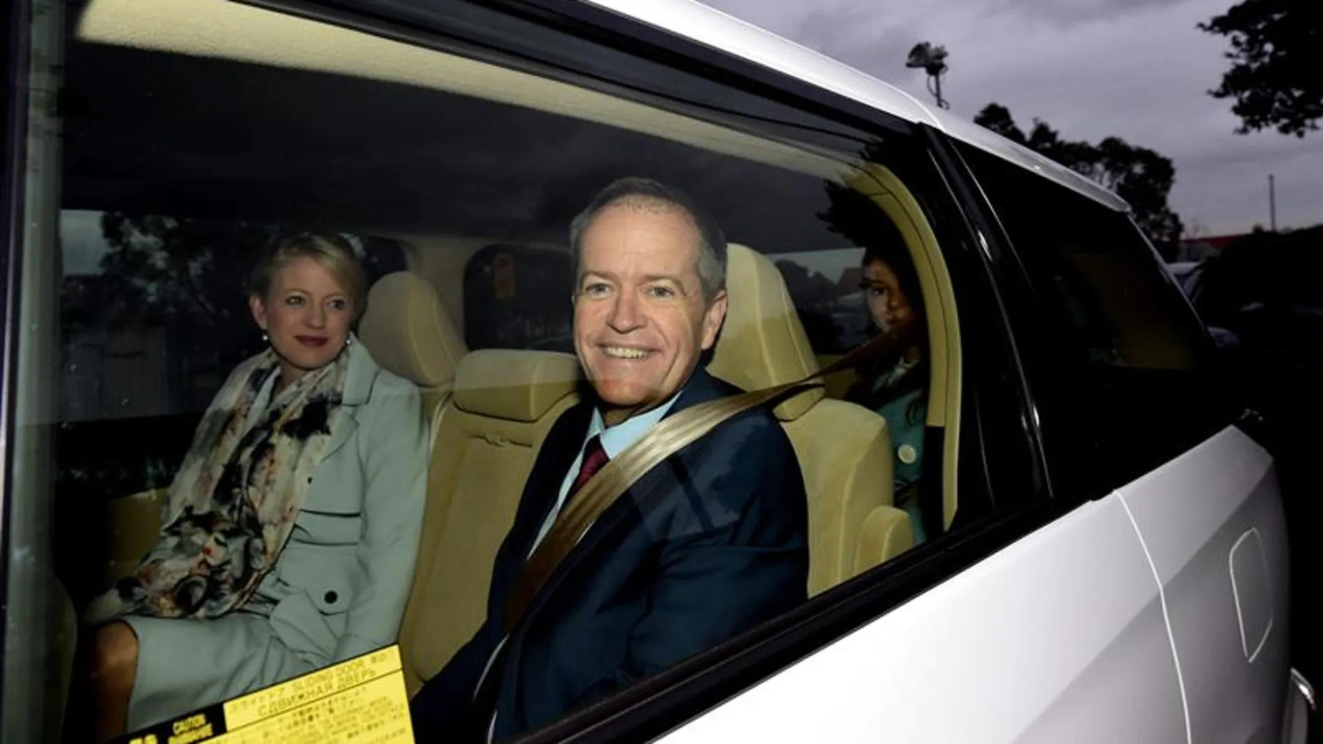 El líder de la oposición Bill Shorten (d) sale de su casa en un vehículo con su esposa, en Melbourne (Australia). El líder de la oposición Bill Shorten (d) sale de su casa en un vehículo con su esposa, en Melbourne (Australia).