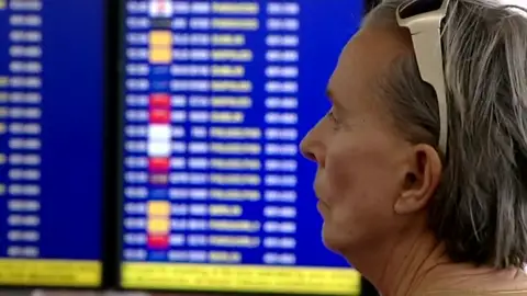 Frame 21.558744 de: Cómo actuar si nuestro vuelo se cancela o se retrasa Frame 21.558744 de: Cómo actuar si nuestro vuelo se cancela o se retrasa