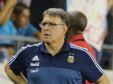 El 'Tata' Martino, durante un partido con Argentina