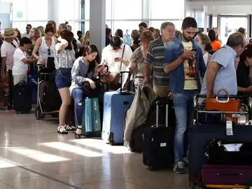 Pasajeros en el aeropuerto. Pasajeros en el aeropuerto.