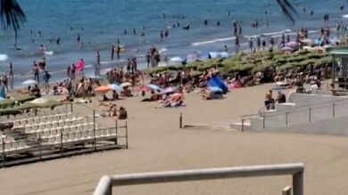 Basura, escombros y tuberías rotas en el acceso a Playa del Inglés