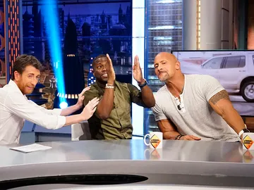 Kevin Hart confiesa cómo es besar en la boca a Dwayne Johnson Kevin Hart confiesa cómo es besar en la boca a Dwayne Johnson