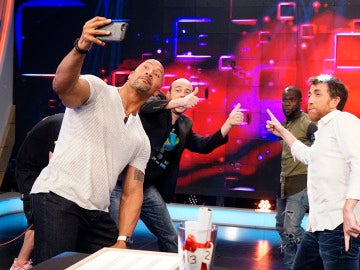 Jandro hace su test infalible a Dwayne Johnson y Kevin Hart