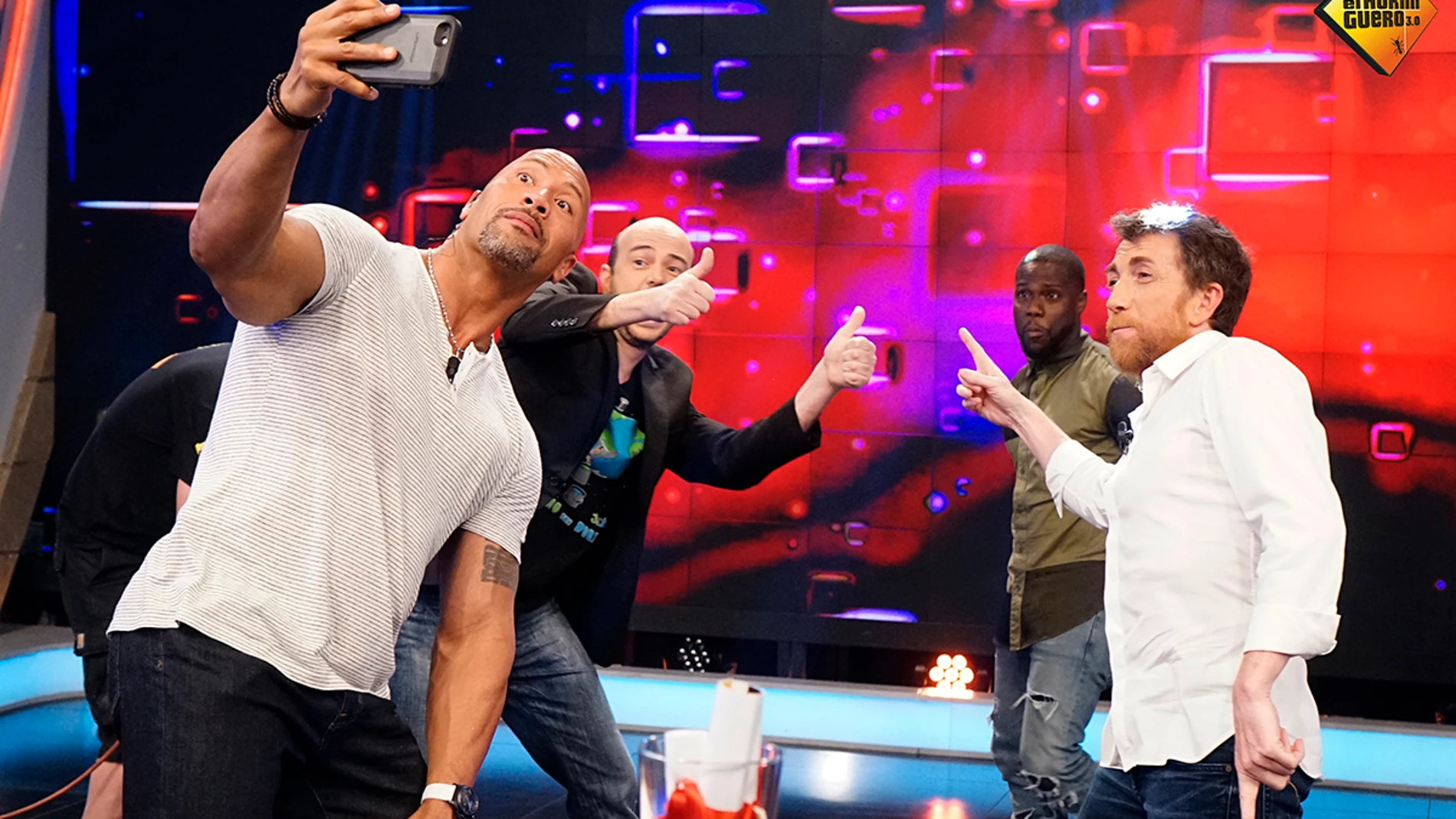 Jandro hace su test infalible a Dwayne Johnson y Kevin Hart