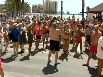 Frame 9.679353 de: Protestas de vecinos y turistas por la falta de socorristas en Torrevieja Frame 9.679353 de: Protestas de vecinos y turistas por la falta de socorristas en Torrevieja