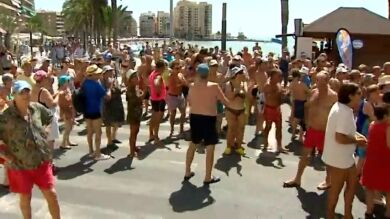 Vecinos y turistas de Torrevieja protestan por la falta de socorristas en la playa