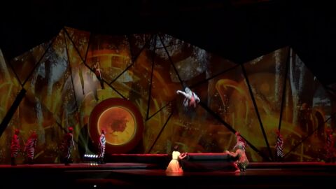 Frame 53.972403 de: &ldquo;Scalada Visi&oacute;n&rdquo;, acrobacia tecnol&oacute;gica del Circo del Sol