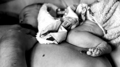 Fotógrafos que captan el primer instante de vida
