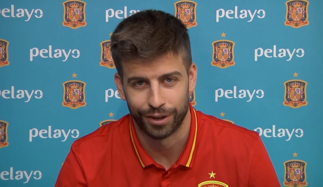 Gerard Piqué se despide de Vicente del Bosque Gerard Piqué se despide de Vicente del Bosque