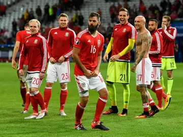 Joe Ledley baila para celebrar el pase de Gales ante las risas de sus compañeros Joe Ledley baila para celebrar el pase de Gales ante las risas de sus compañeros