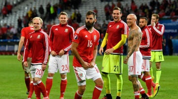 Joe Ledley baila para celebrar el pase de Gales ante las risas de sus compañeros