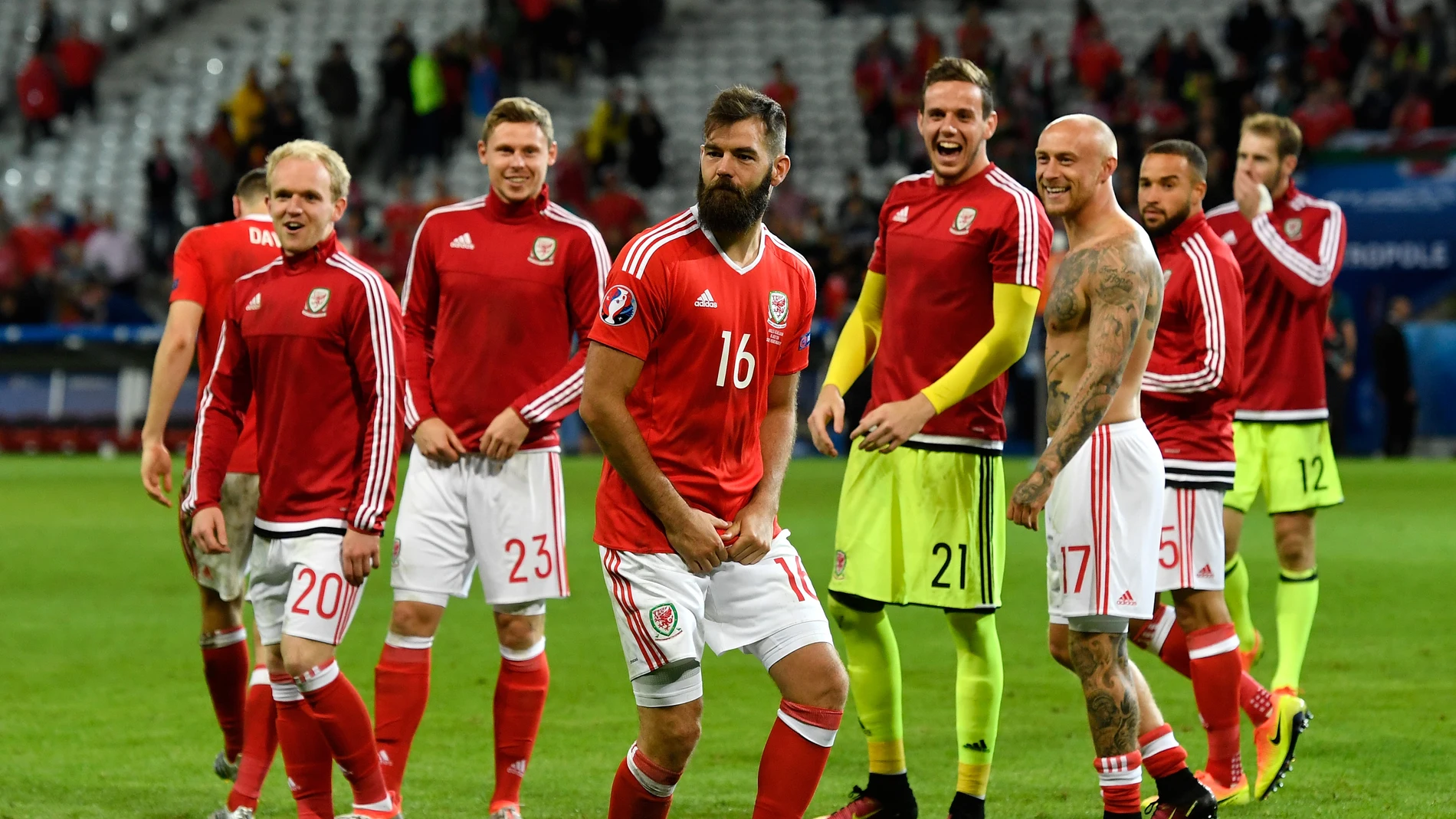 Joe Ledley baila para celebrar el pase de Gales ante las risas de sus compañeros Joe Ledley baila para celebrar el pase de Gales ante las risas de sus compañeros