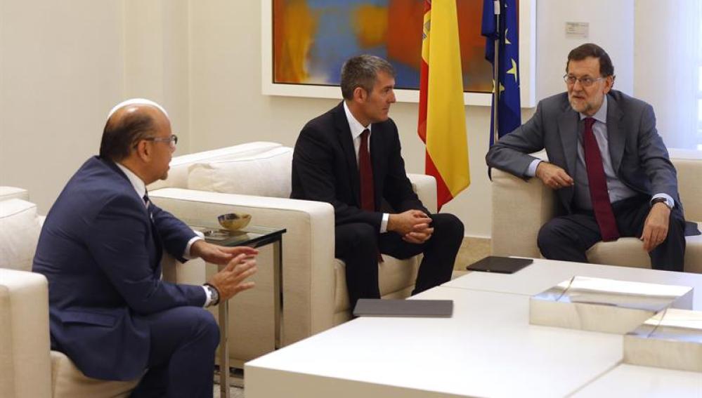 Rajoy charla con los dirigentes canarios Barragán y Clavijo.