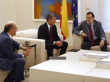 Rajoy charla con los dirigentes canarios Barragán y Clavijo. Rajoy charla con los dirigentes canarios Barragán y Clavijo.