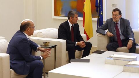 Rajoy charla con los dirigentes canarios Barrag&aacute;n y Clavijo.