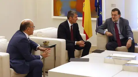 Rajoy charla con los dirigentes canarios Barragán y Clavijo. Rajoy charla con los dirigentes canarios Barragán y Clavijo.