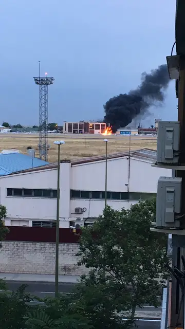 Una avioneta se estrella al aterrizar en el aeródromo de Cuatro Vientos Una avioneta se estrella al aterrizar en el aeródromo de Cuatro Vientos