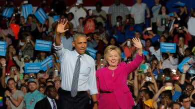 Clinton llama a construir sobre el legado de Obama en su primer mitin juntos