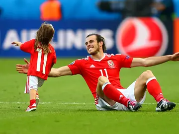 Bale celebra una victoria en la Euro junto a su hija Bale celebra una victoria en la Euro junto a su hija