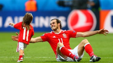 Bale celebra una victoria en la Euro junto a su hija