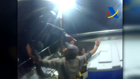 Frame 5.974217 de: Interceptado por mar y aire un alijo de 2.500 kilos de droga en el Estrecho