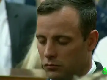 Pistorius cerrando los ojos en su juicio Pistorius cerrando los ojos en su juicio