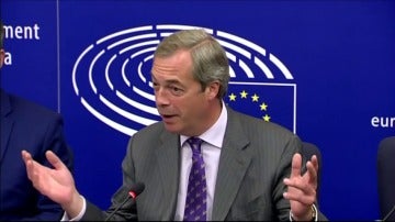 Frame 25.34727 de: El eurófobo Farage desafía de nuevo al Parlamento Europeo