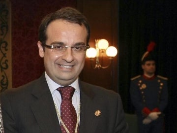 Foto cedida por la Comunidad de Madrid de la toma de posesión de Daniel Ortiz como alcalde de la ciudad de Móstoles, en 2012