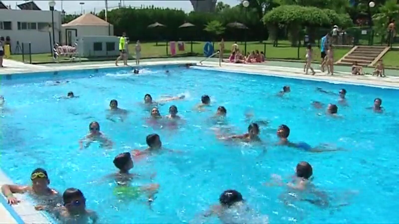 ¿Qué se permite, y qué no, en las piscinas municipales de España?