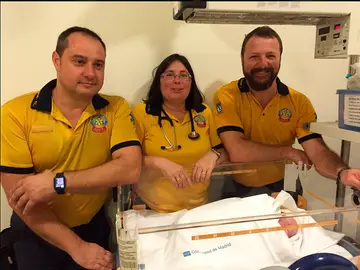 El equipo de sanitarios que atendió a la joven posa con el bebé. El equipo de sanitarios que atendió a la joven posa con el bebé.