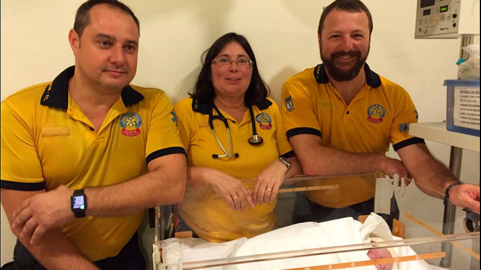 El equipo de sanitarios que atendi&oacute; a la joven posa con el beb&eacute;.