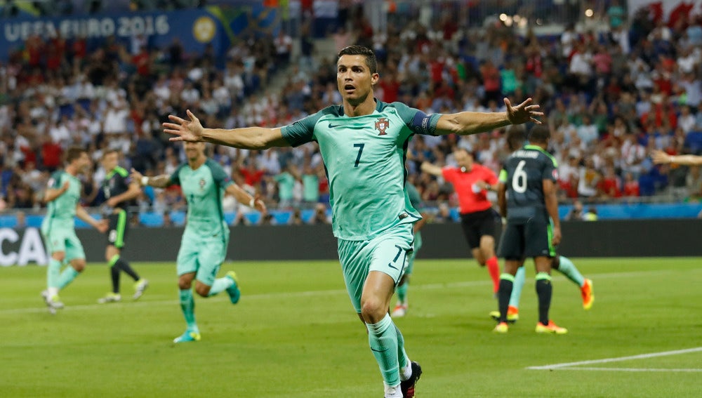 Cristiano Ronaldo celebra su gol ante Gales
