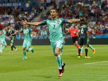 Cristiano Ronaldo celebra su gol ante Gales