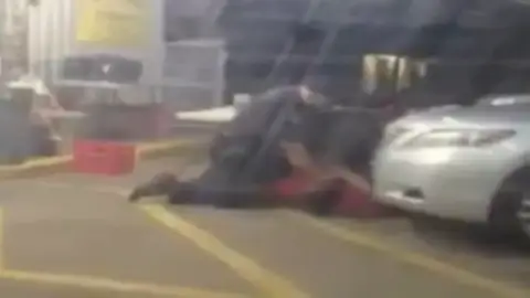 Muere un hombre negro desarmado a manos de policías blancos en el sur de EEUU Muere un hombre negro desarmado a manos de policías blancos en el sur de EEUU