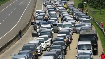 El atasco duró hasta 35 horas El atasco duró hasta 35 horas
