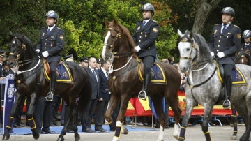 El ministro del Interior, Jorge Fernández Díaz (c, detrás), preside un desfile durante el homenaje que la Policía Nacional ha rendido a la Fiesta Nacional