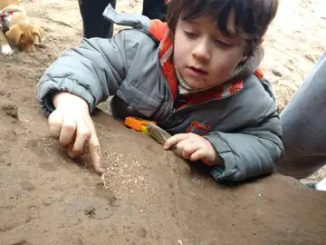 El pequeño posa con uno de los fósiles. El pequeño posa con uno de los fósiles.