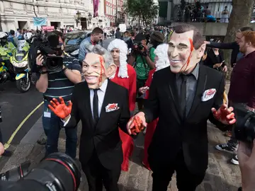 Manifestante caracterizados como Tony Blair y George W. Bush Manifestante caracterizados como Tony Blair y George W. Bush