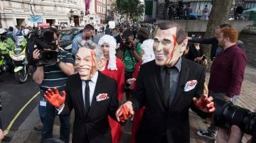 Manifestante caracterizados como Tony Blair y George W. Bush 