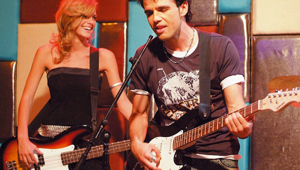 Amaia Salamanca y Raúl Peña en 'SMS'