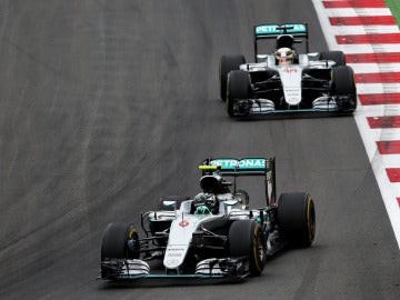 Rosberg y Hamilton a bordo de las 'flechas plateadas'