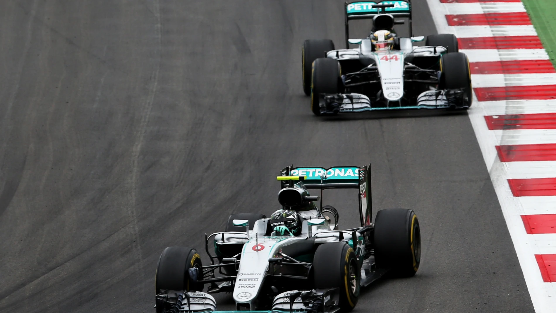 Rosberg y Hamilton a bordo de las 'flechas plateadas'