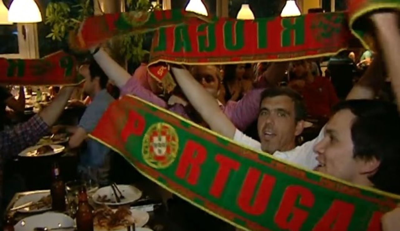 Aficionados portugueses celebran el gol de Cristiano Ronaldo Aficionados portugueses celebran el gol de Cristiano Ronaldo