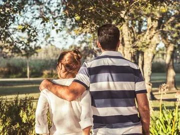 Una pareja pasea por la naturaleza. Una pareja pasea por la naturaleza.