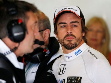 Fernando Alonso, en el box de McLaren
