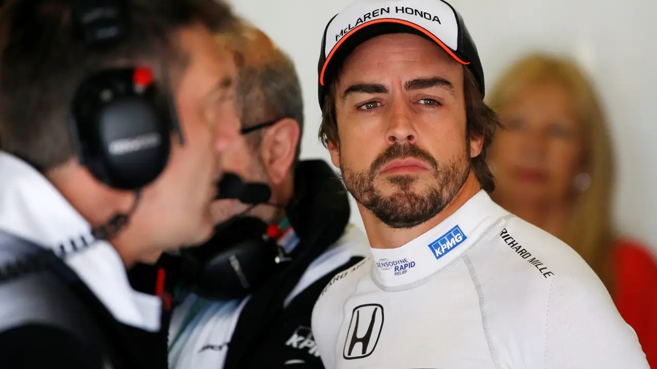 Fernando Alonso, en el box de McLaren