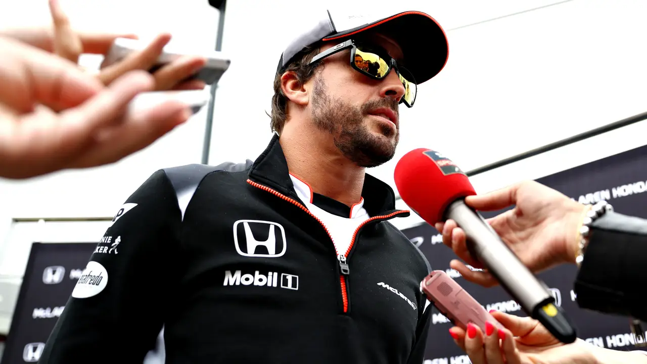 Fernando Alonso atiende a los medios en Silverstone