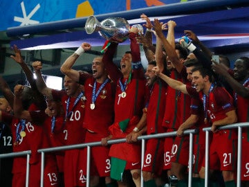 Cristiano levanta el trofeo de la Eurocopa en Saint-Denis